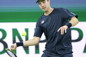 德约科维奇重返赛场，爆冷首场状态出色，老鹰观众沸腾！